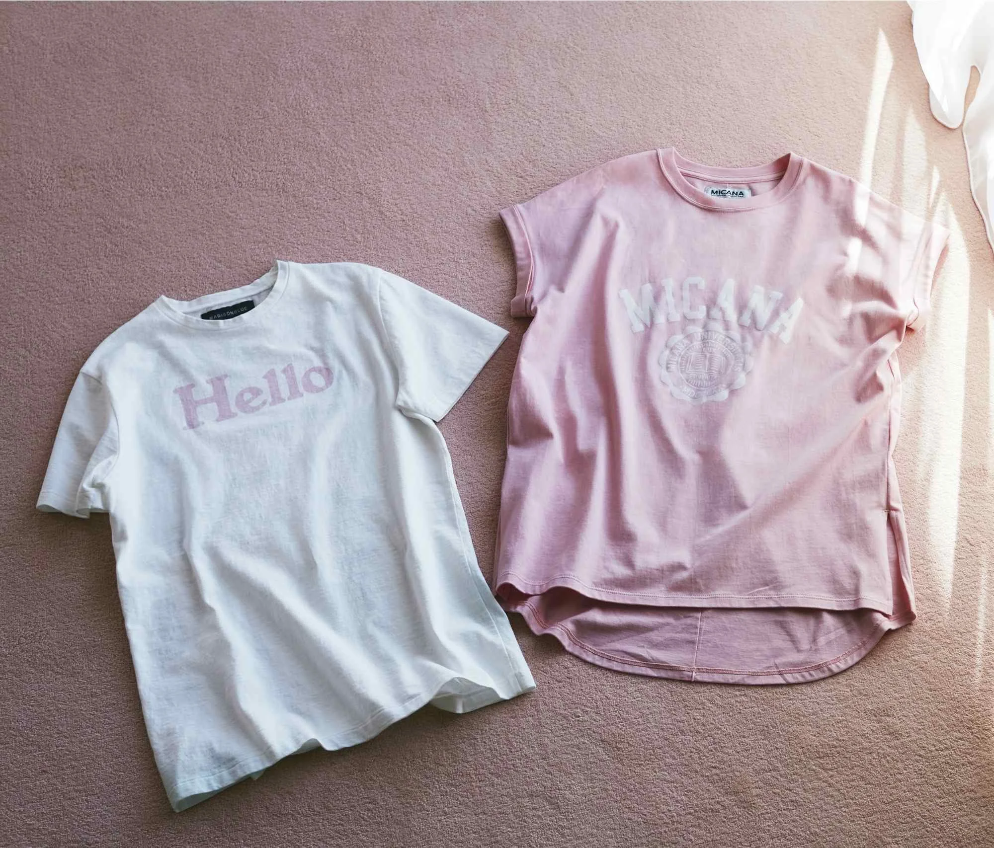 （写真右）MICANA／【AMERICANA】×【MICA＆DEAL】カレッジロゴTシャツ　（写真左）MADISONBLUE／HELLO CREW NECK TEE ￥27,500 