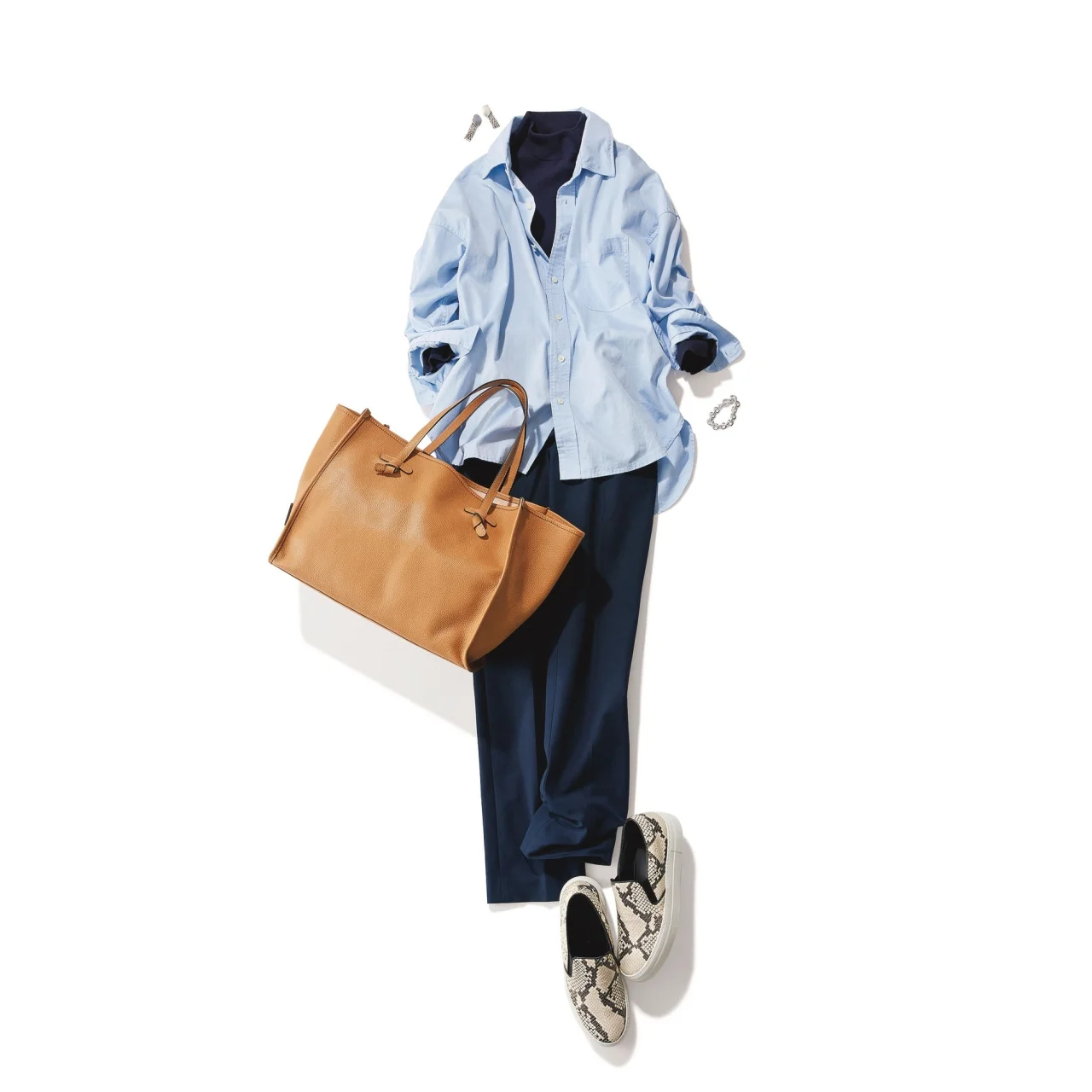 淡ブルーシャツ×ネイビーの細身パンツのファッションコーデ