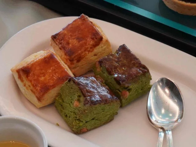 プレーンスコーン、抹茶とホワイトチョコレートのスコーン　クロテッドクリーム、瀬戸内レモンジャムを添えて