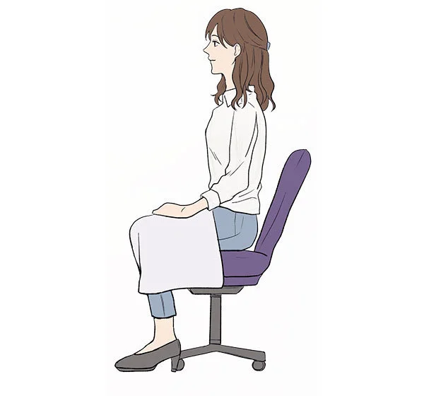 座り仕事が続くと脚の血流が悪くなって冷えもむくみも生じやすいので、膝かけやレッグウォーマーなどを利用して足もとの冷え対策を。冬はカイロなどを利用するのもおすすめ。
