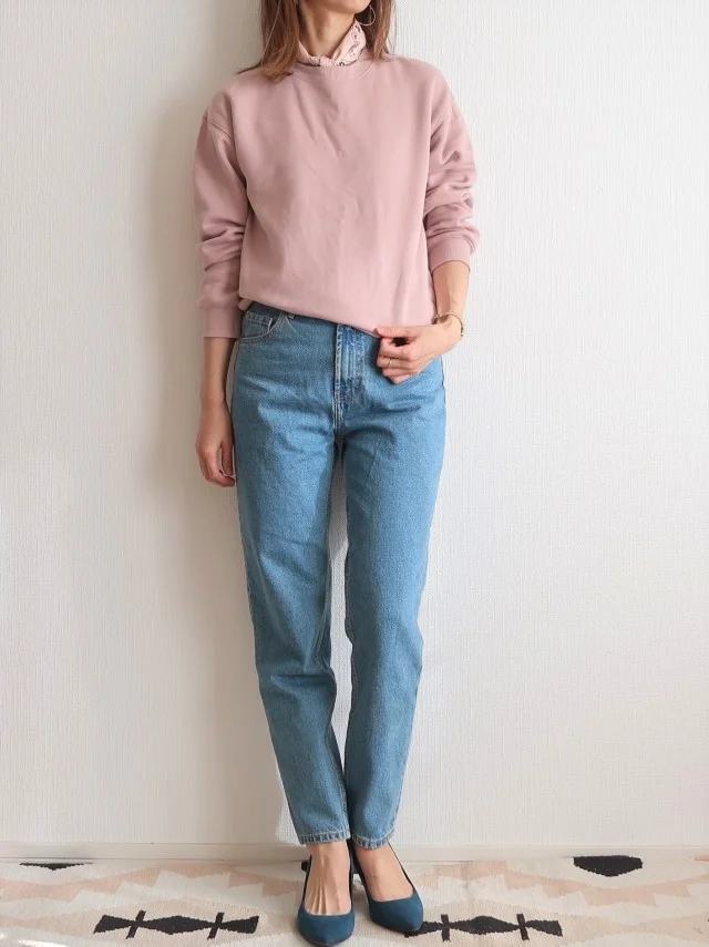 ピンクスウェット×デニムパンツのファッションコーデ