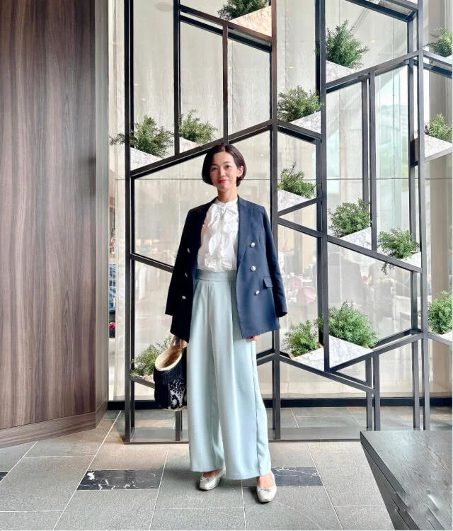 ホテルランチコーデ40代ファッション・KEITA MARUYAMA 紺ジャケット