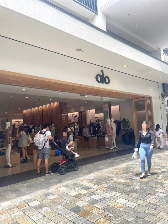 お目当てのAlo Yogaへ