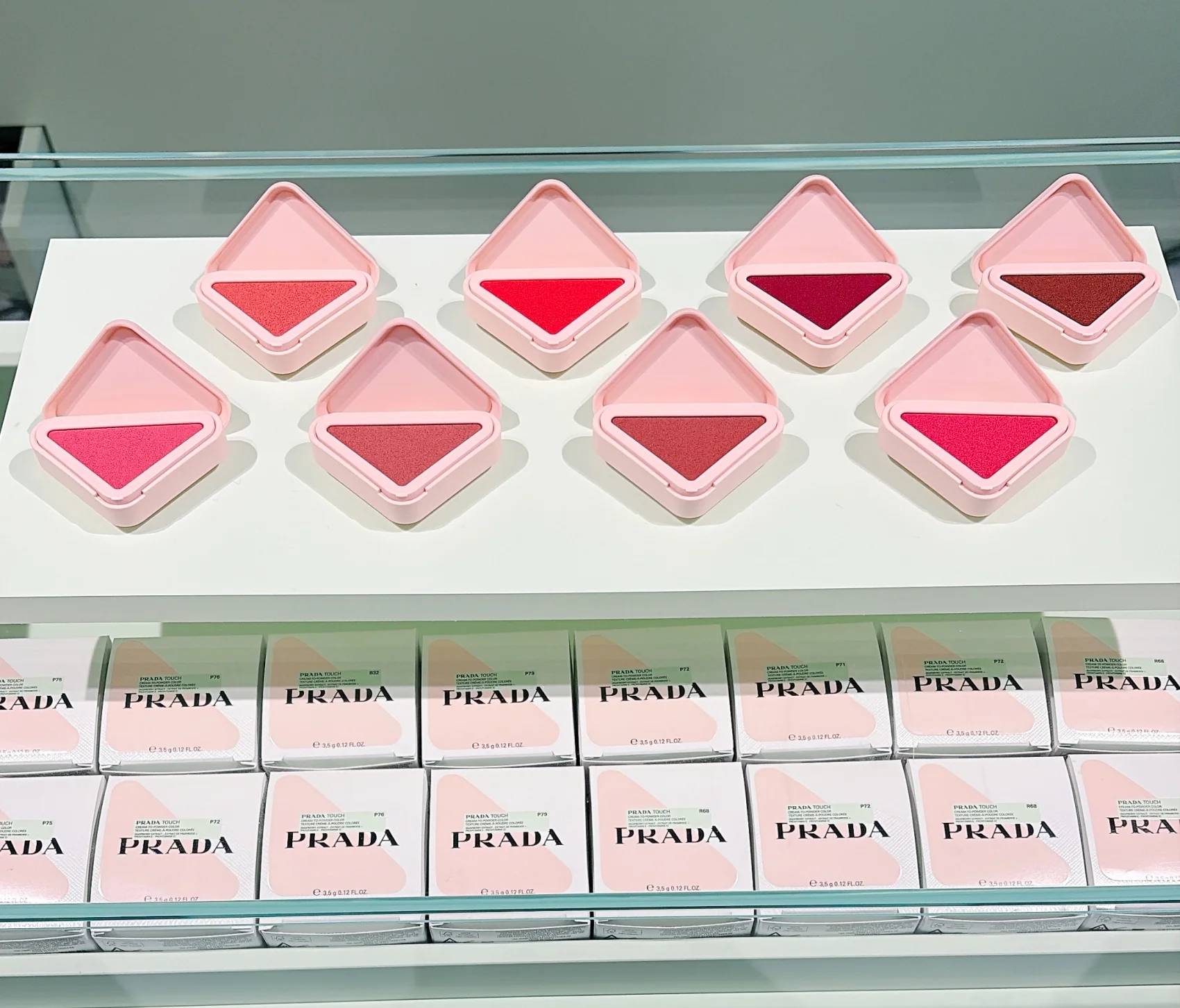 新作コスメ　チークカラー　おすすめ　40代　発表会の写真　プラダ ビューティ   プラダ タッチ　カラーは全８色。さまざまな肌タイプを引き立てる、洗練・品格、そしてプラダらしく少々の奇抜さを与えてくれるカラーバリエーションが“らしさ”を感じさせます。