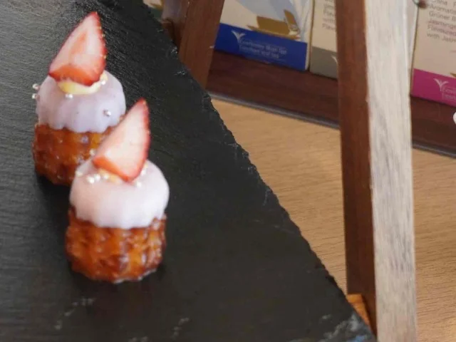 いちごのカヌレ