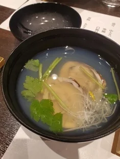 旬菜ダイニング白樺内の寿しカウンター富寿し蔵にて、日本海で水揚げされた新鮮な魚介の握り寿司。