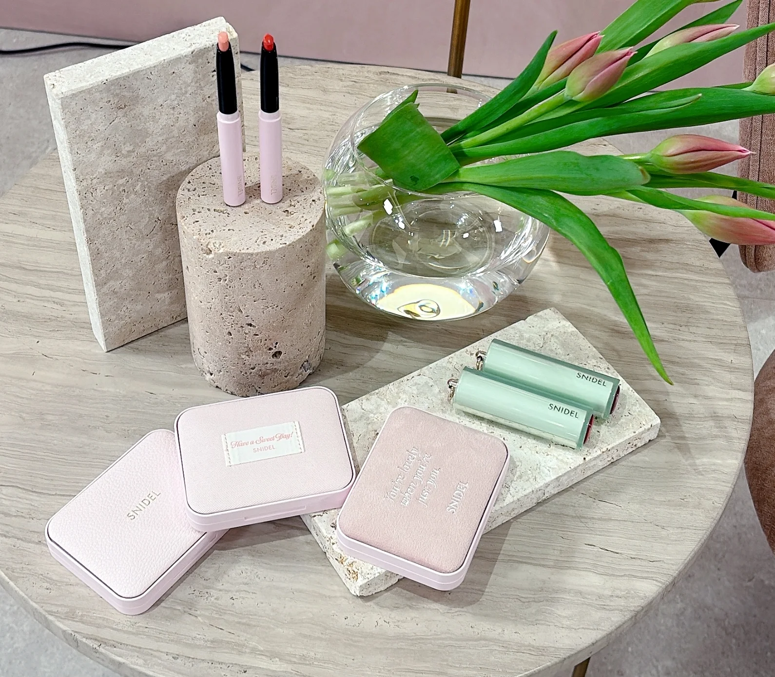 2026年　新色２種も、すこぶるおしゃれな数量限定パッケージで発売されるんです。  ベロア生地に刺繍が施されている右端のパッケージが05 Purely Sweet、中央のキャンバス生地にタグが施されたデザインが06 Girls Trip。そして左端のレザー調パッケージが既存色の01です。もう、全部可愛すぎ！