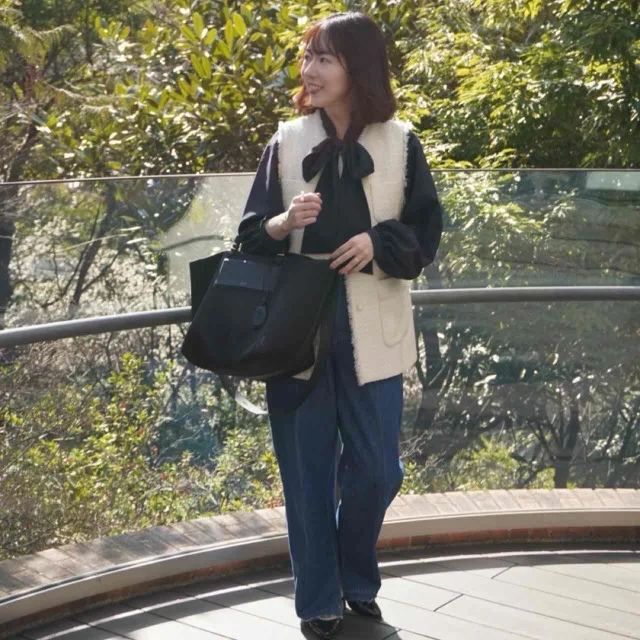 デニム×大きめバッグ合わせでカジュアルダウン