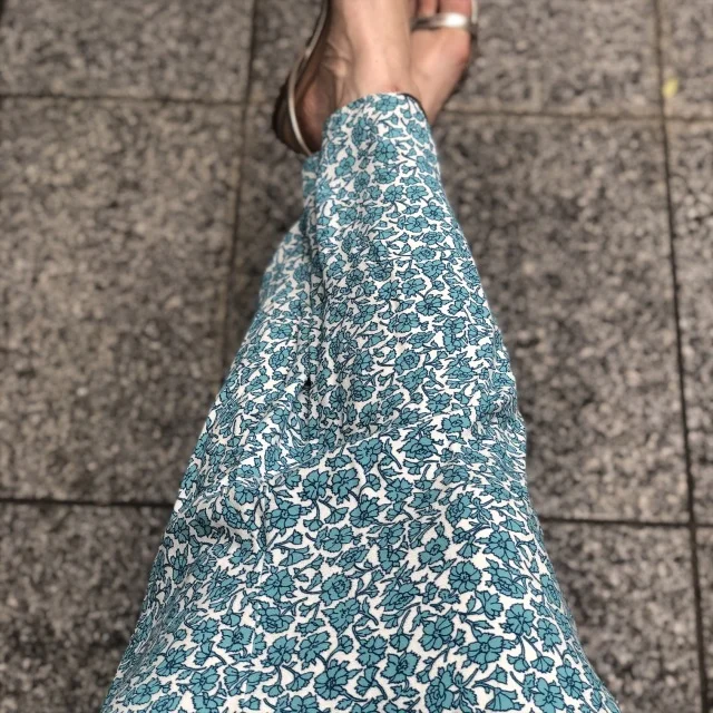 夏に映えるターコイズブルーのプリントスカート。まさかのZARAにてお買い上げ。_1_2