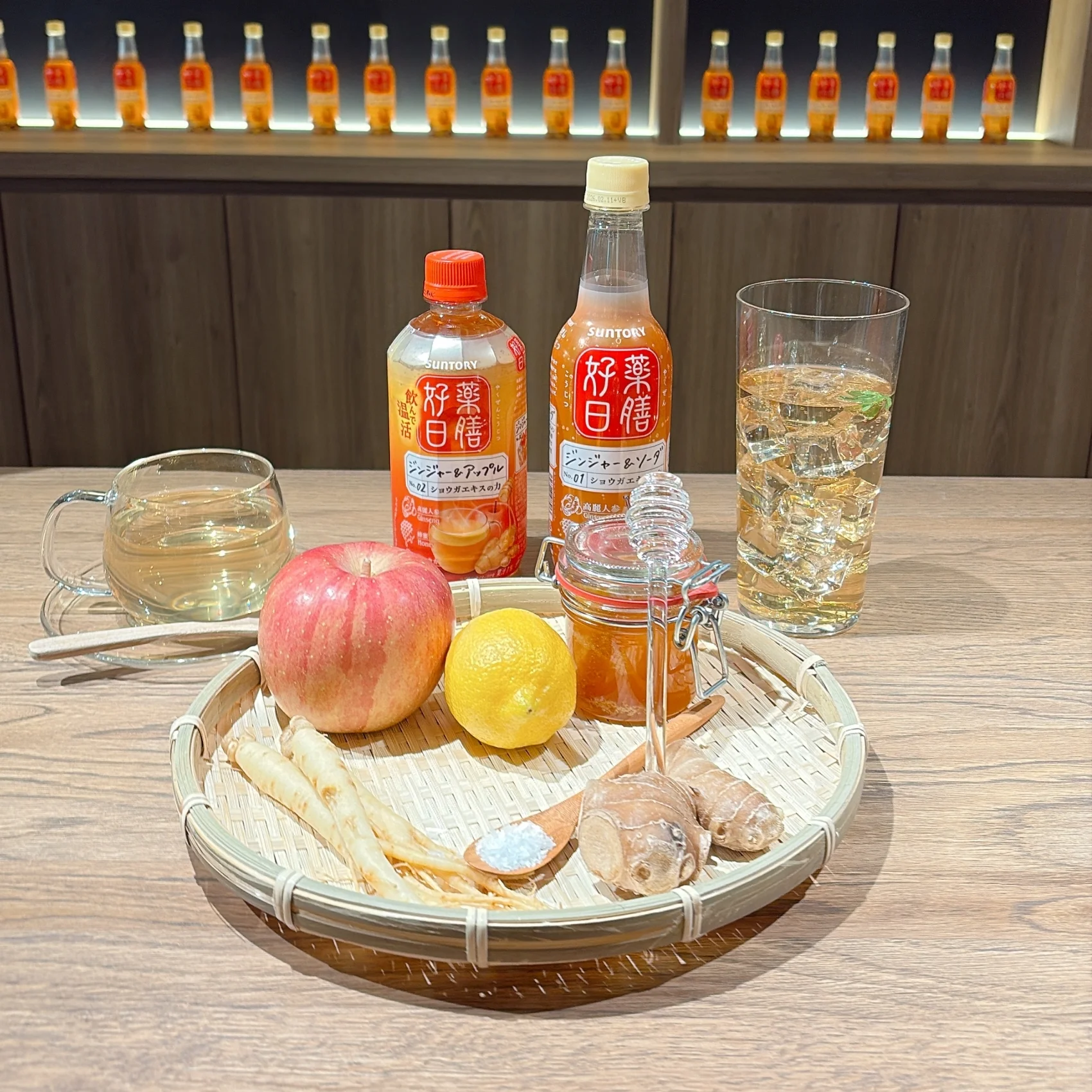 2025 おすすめ インナーケア 和漢 漢方 右側の背の高いボトルが薬膳好日 ジンジャー&ソーダ、左側のオレンジのキャップが薬膳好日 ジンジャー&アップル