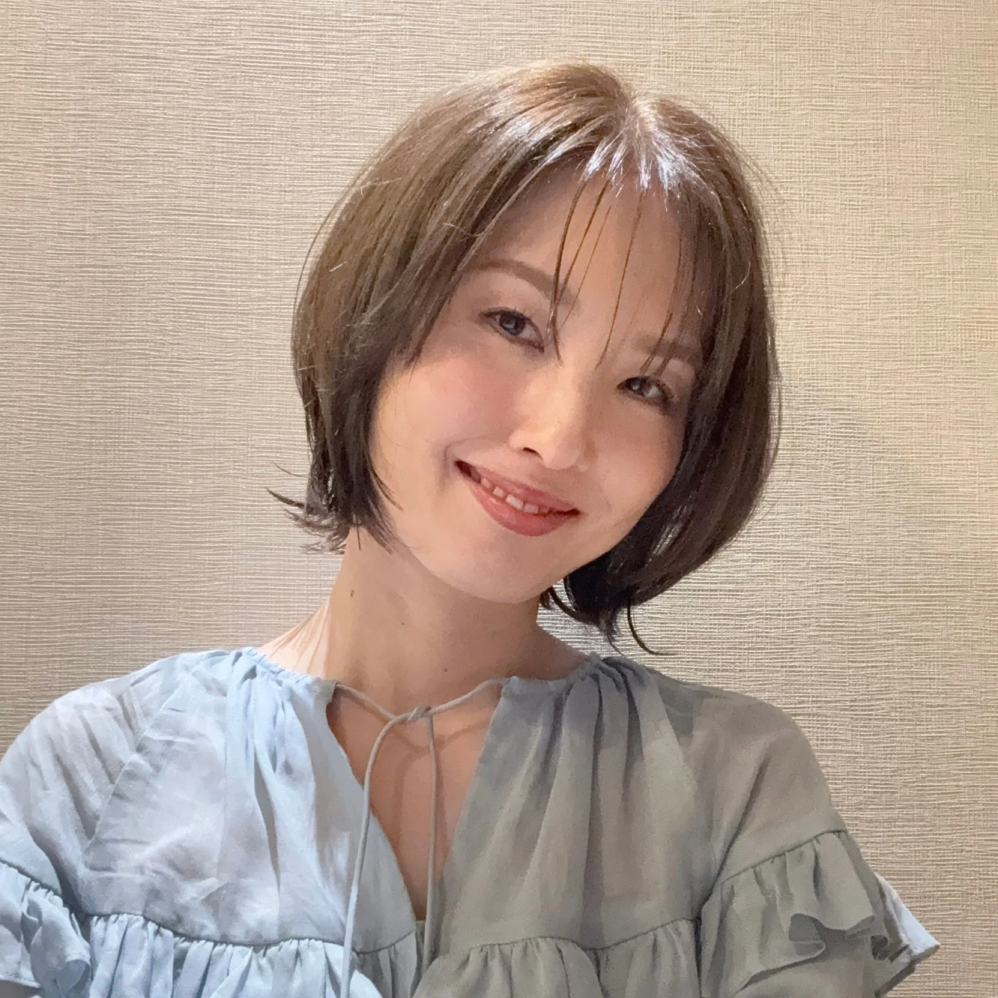 涼しげな軽やかさと動きのあるシルエットで夏らしく【40代のボブヘア】