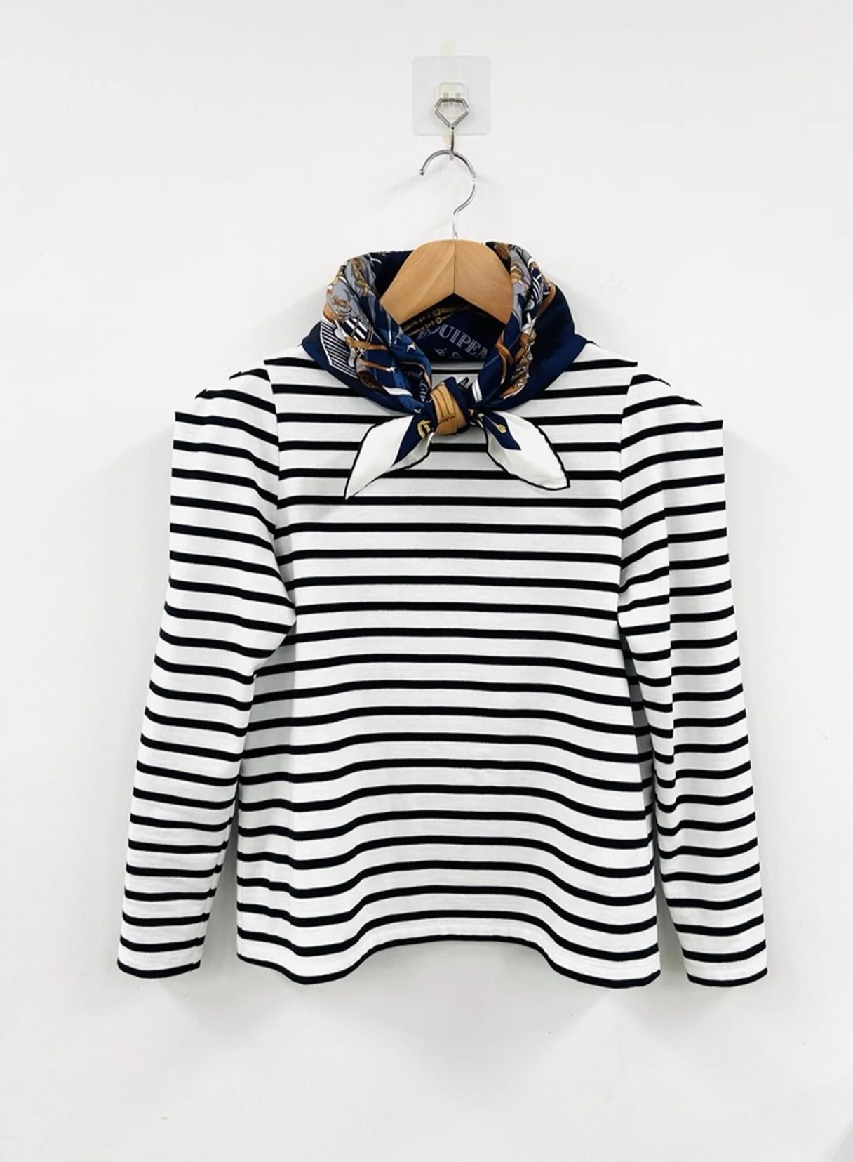 エルメススカーフ巻き方アレンジ　ボーダーのトップス合わせ