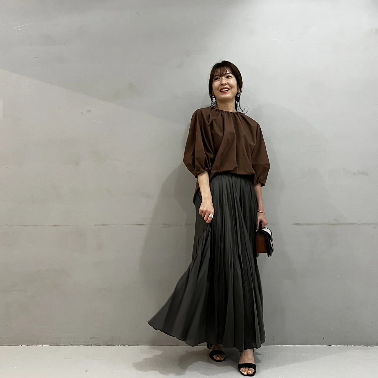 日差しも冷房も強すぎる!?　“暑くて寒い”８月に、ブラウス風Tシャツが大活躍！【小柄エディター伊藤真知の「ミドフォーの今こそ、きれいな服が着てみたい！」 #16】