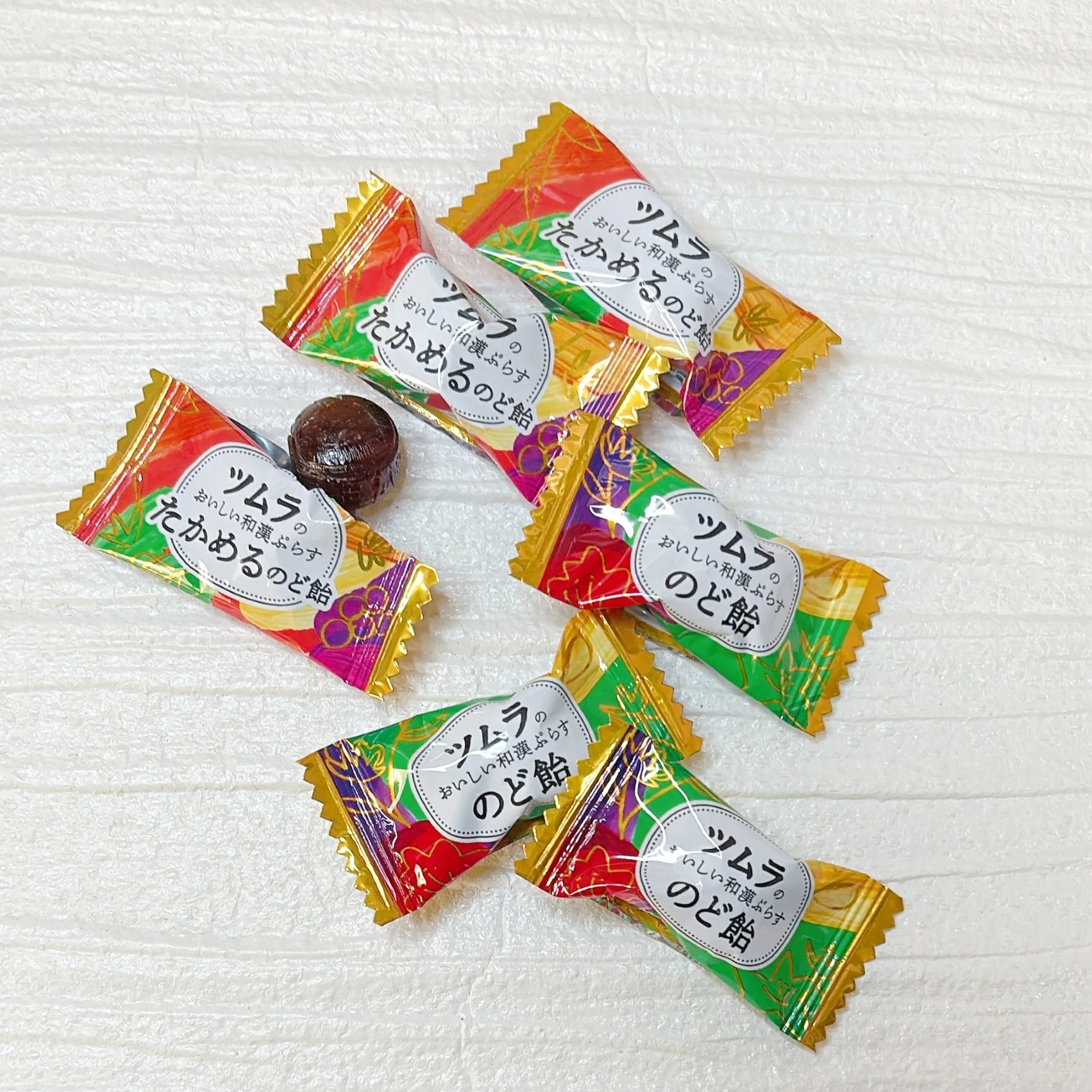 2025 おすすめ インナーケア 和漢 漢方 のどケア のど飴 ツムラのおいしい和漢ぷらす のど飴 49g(個装紙込み) ¥280、ツムラのおいしい和漢ぷらす たかめるのど飴 53g(個装紙込み)¥280/株式会社ツムラ製品の個包装の写真