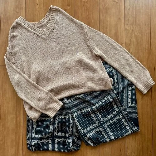 ベージュのニットと