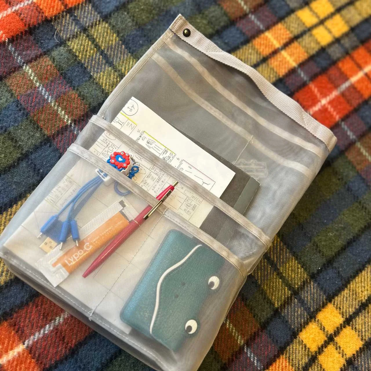 メッシュバッグに収まったノート 文具 カードケース