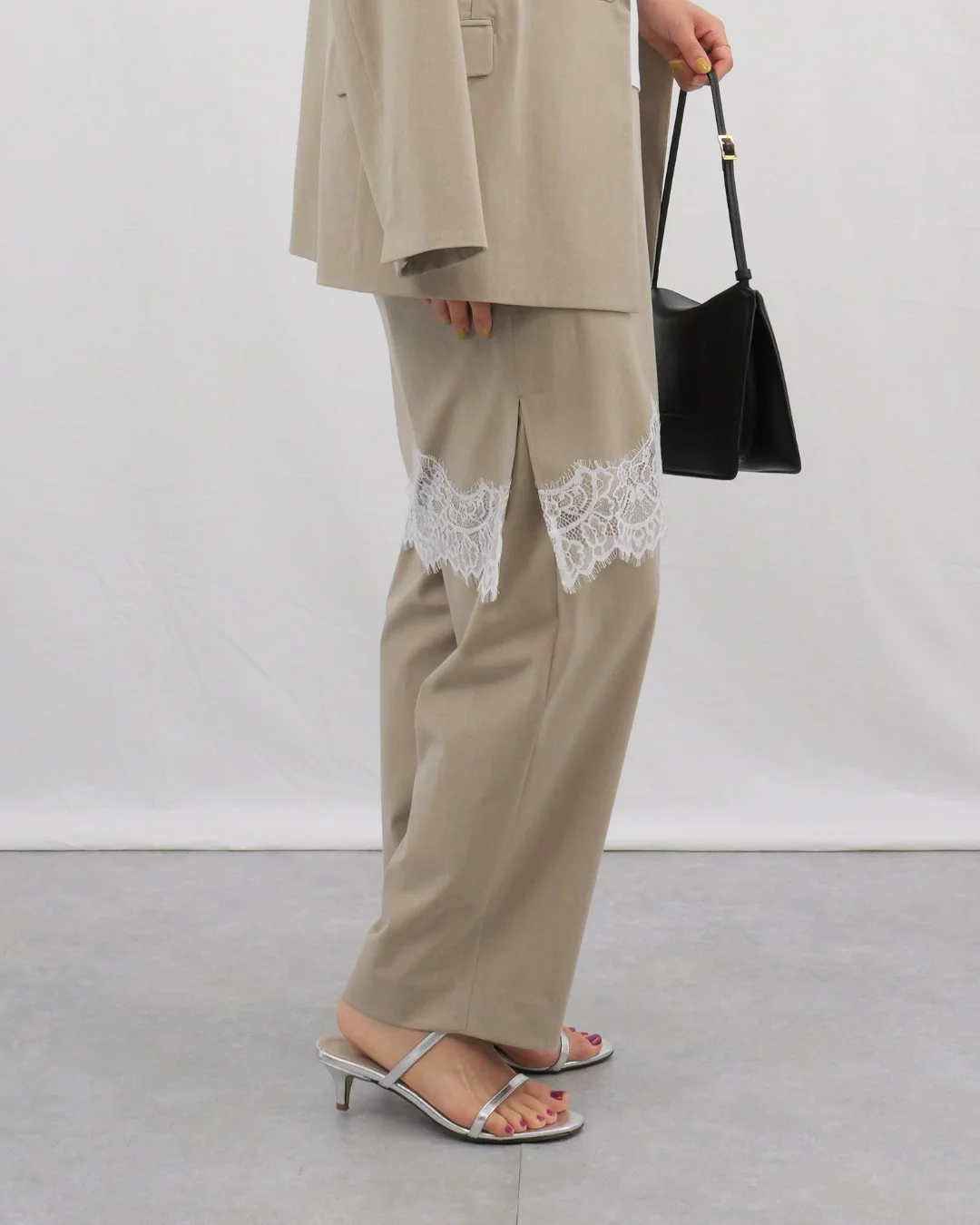 レースブラウス横向き