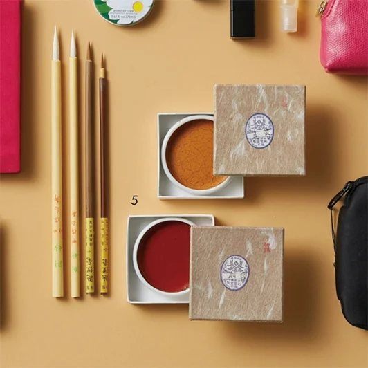 資生堂のパッケージデザインも手掛ける日本画家・大竹彩奈さんは、和の”粋”を感じるアイテムを愛用！【働く女のバッグの中身】_1_5