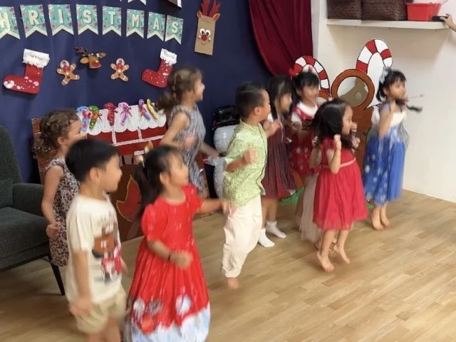 クリスマス気分を盛り上げる、紅白グリッターネイルでクリスマス会へ_1_4