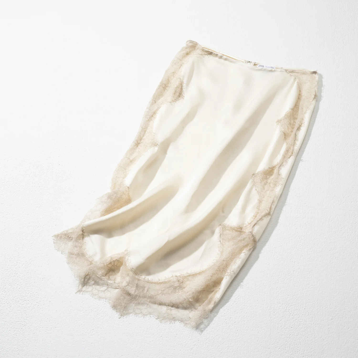  ZARA のサテンレーススカート