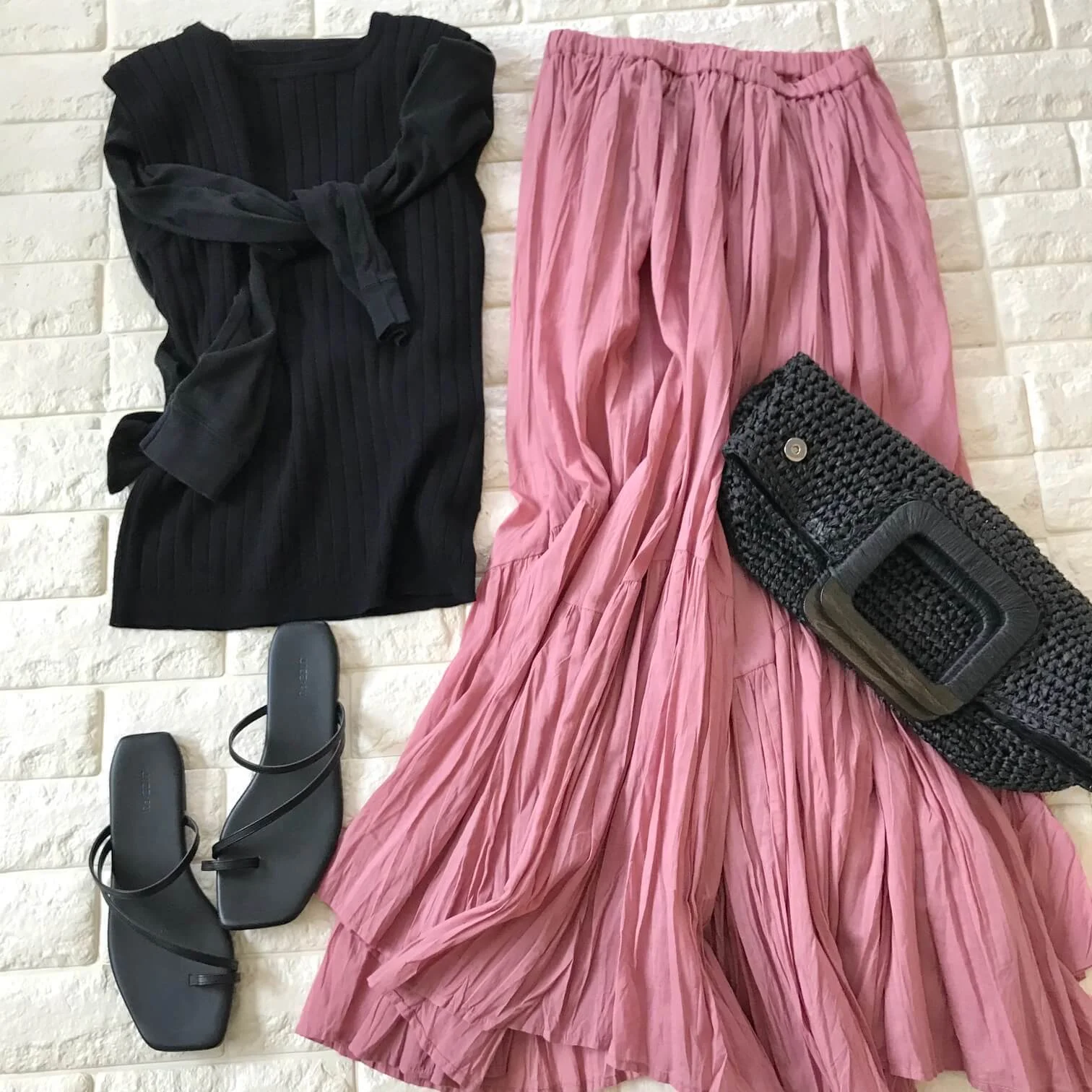 ザ・バージニアのピンクスカートと黒を合わせたコーデ