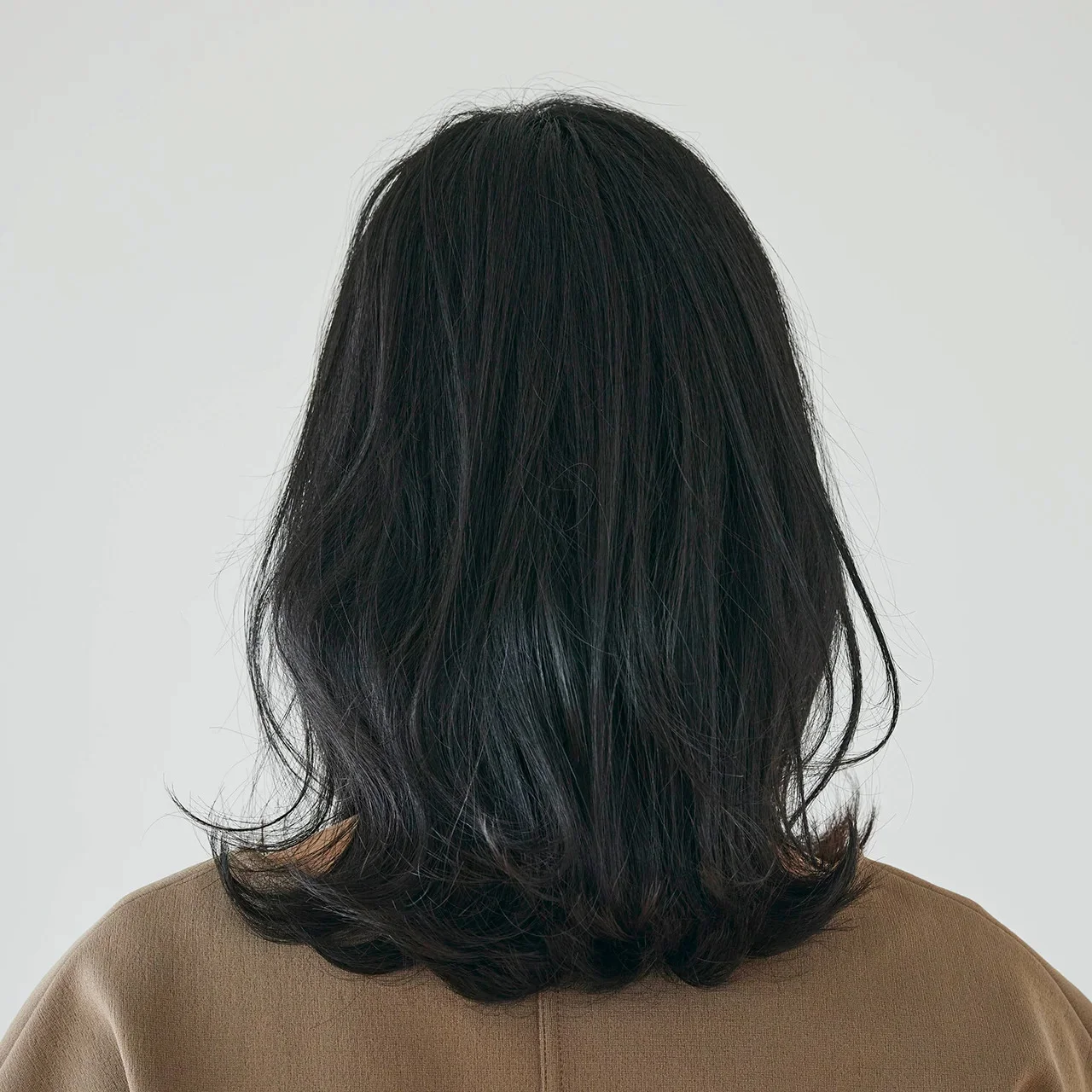 後ろから見た アラフォーに合う人気ミディアムヘアスタイル3位