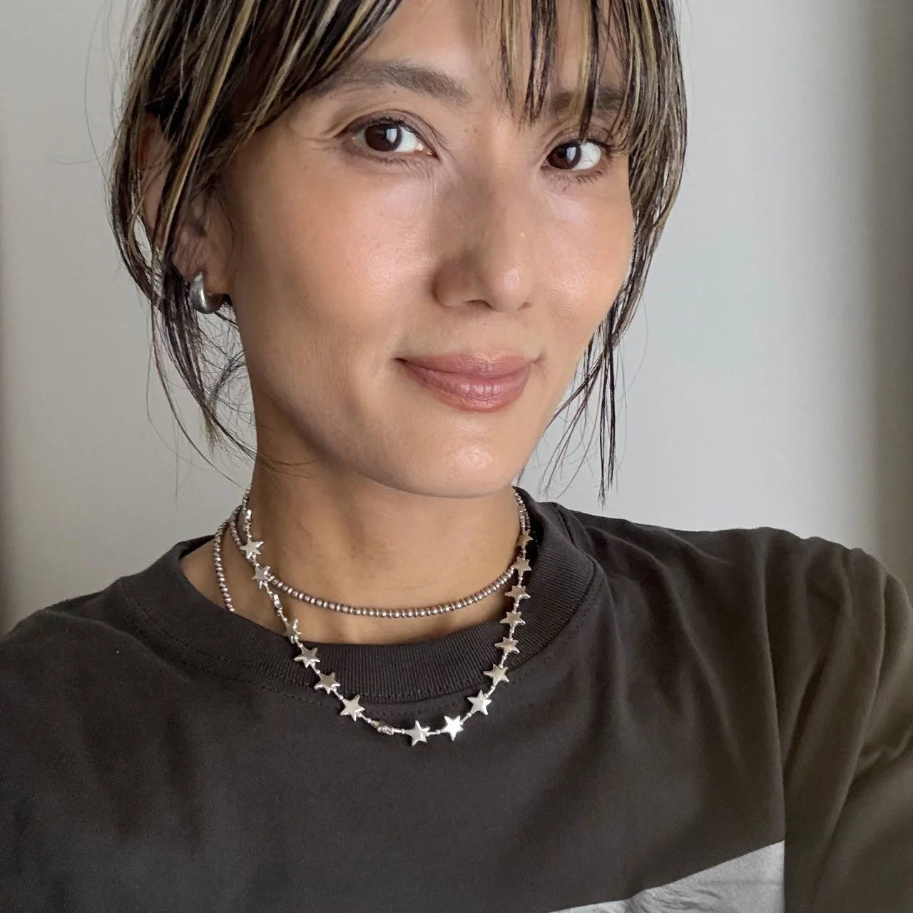 坪田あさみ 星形ネックレス、ボールチェーンネックレス コーデ