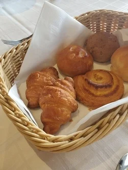 アクアダイニングで楽しむ絶景を望むアメリカンブレックファスト