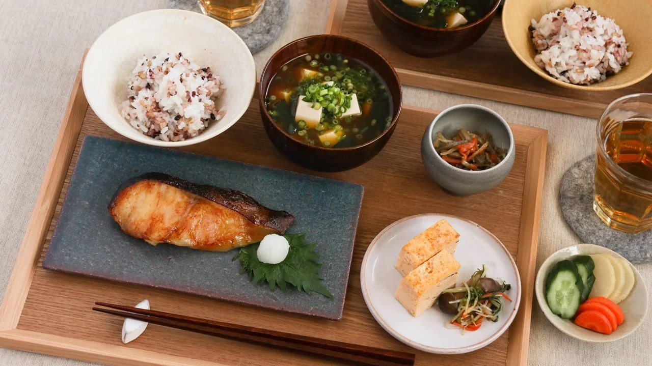 京都一の傳 TOKINOHA コラボ魚皿  テーブル盛り付け例