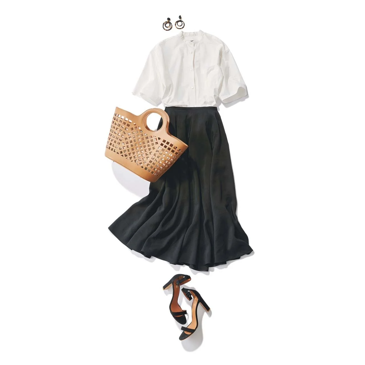 白の半袖シャツ×黒のロングスカートのモノトーンコーデ