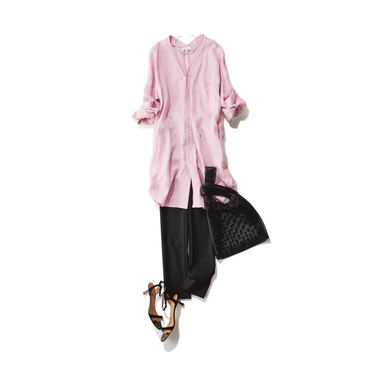 ピンクのシャツワンピース×黒のスキニーパンツの通勤コーデ