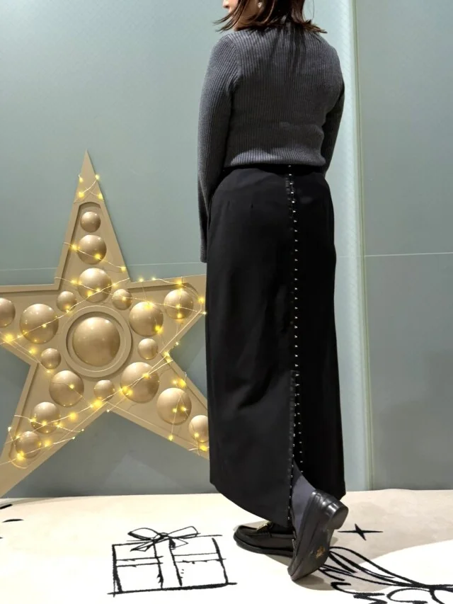 ホックがアクセントになっているスカート♪