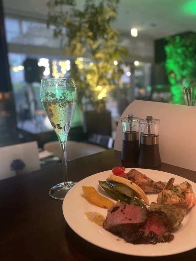 開放感のある店内で美味しいシャンパーニュとお料理を