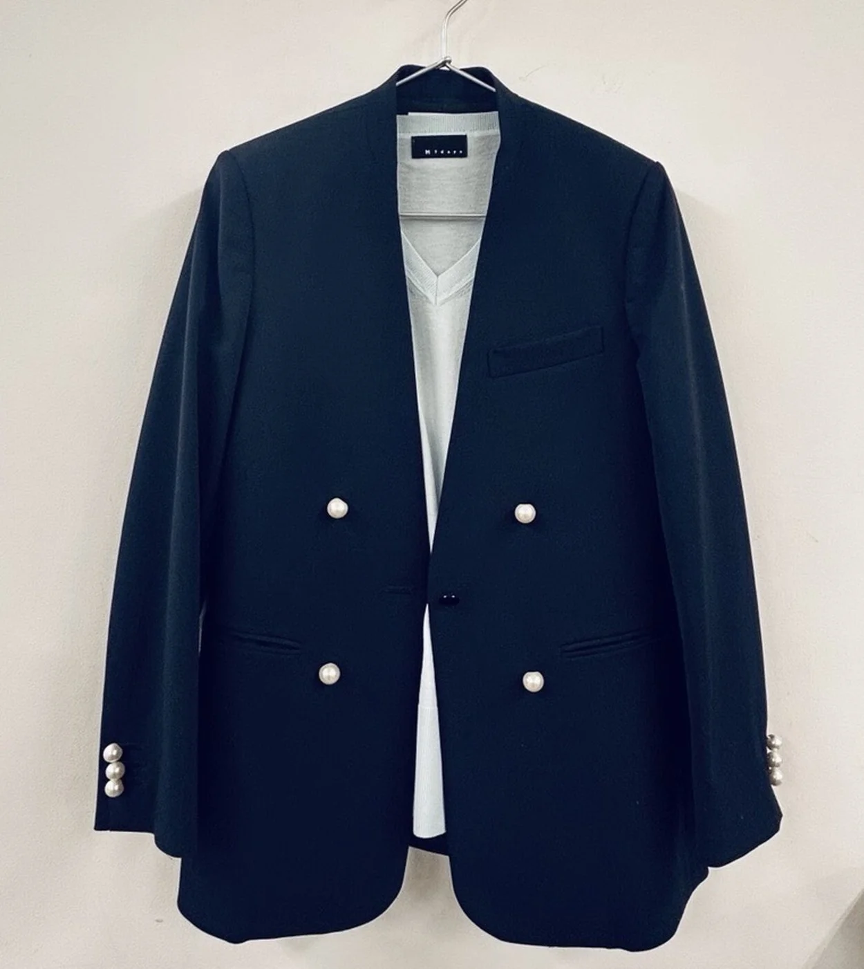 CINOHのパールボタンジャケット 　Vネックカットソーとのコーデ