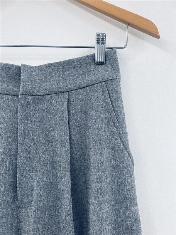 M7days 辻 直子コラボ　フロントスリットIラインスカート　赤とキャメル色のニットのコーディネート