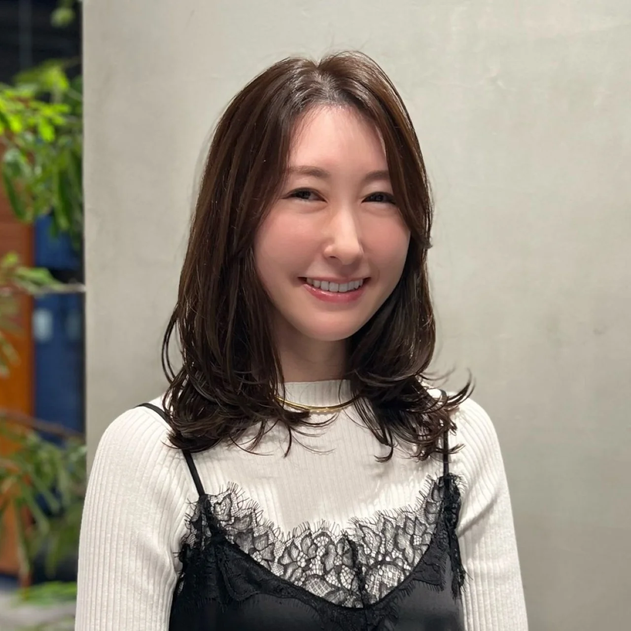 重心を上げて春らしい抜け感をプラス【40代のミディアムヘア】