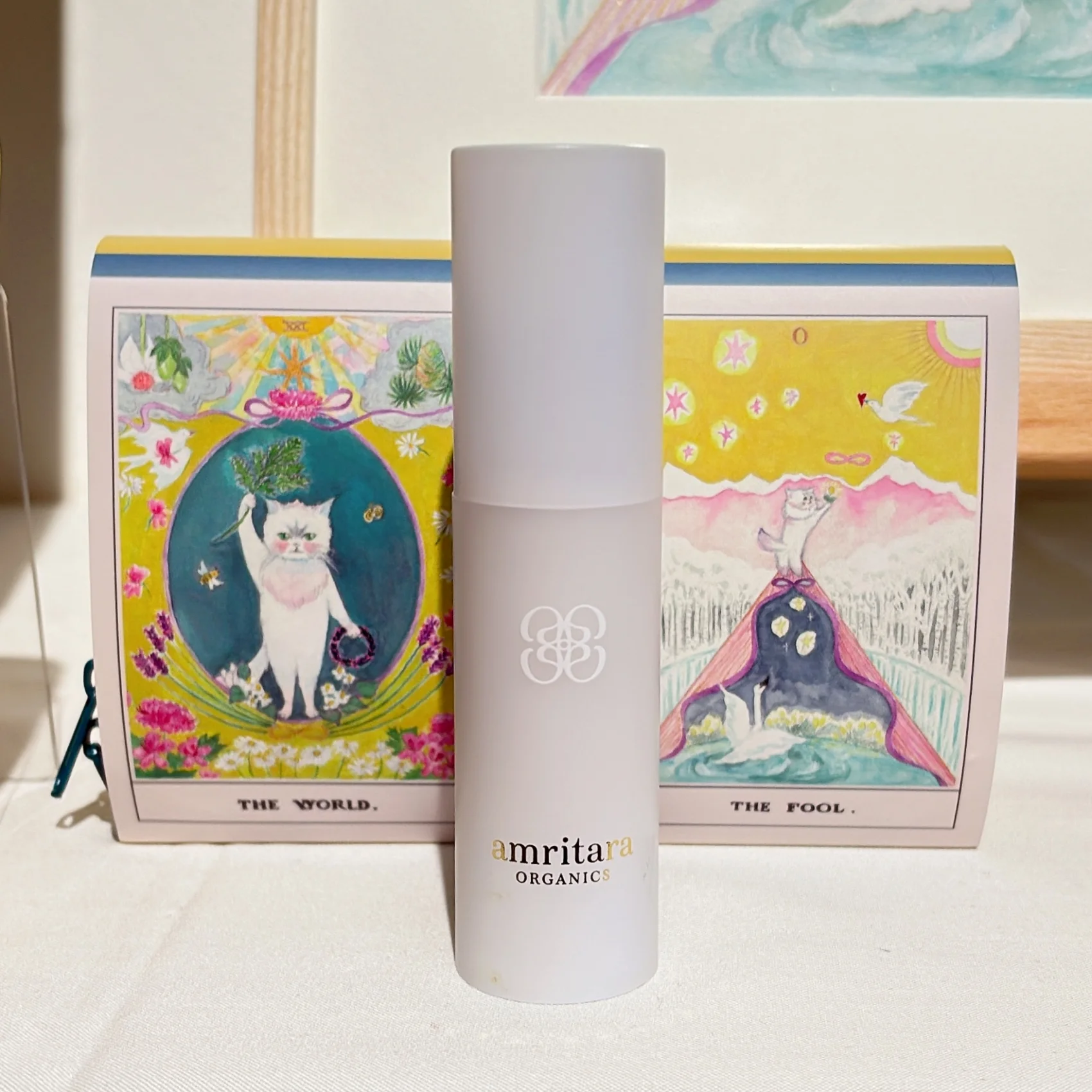 左側のTHE WORLDで猫の“なこ”が掲げているのは、実はニガヨモギ。周囲にも、エイジソリューションクリームに採用された植物が描かれていたりと、アムリターラの世界観を存分に反映したスペシャルなキット、ぜひお見逃しなく。  エイジソリューション ウィッシュ キット　￥12980／アムリターラ＜数量限定発売中＞