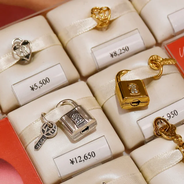 PANDORA UNLOCK LOVE パンドラ　アンロックラブ表参道 ジュエリー　ブレスレットチャーム　ムラーノガラス