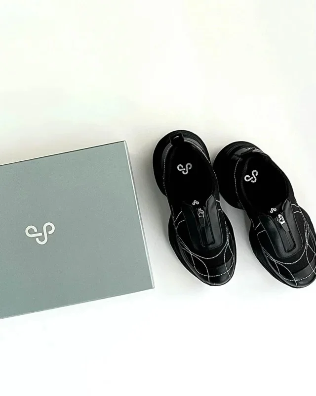 大人の足元アップデート！ 40代のきれいめコーデに合うスニーカー５選_1_15