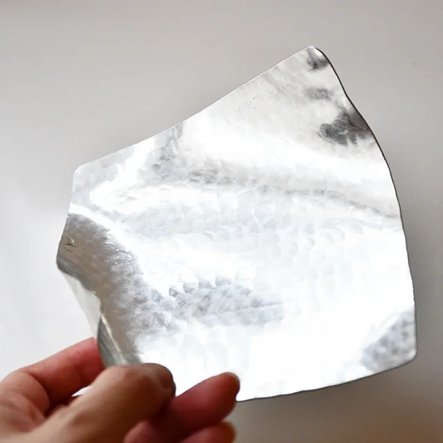 シマタニ昇竜工房による錫で出来た変形する皿「SUZUGAMI」