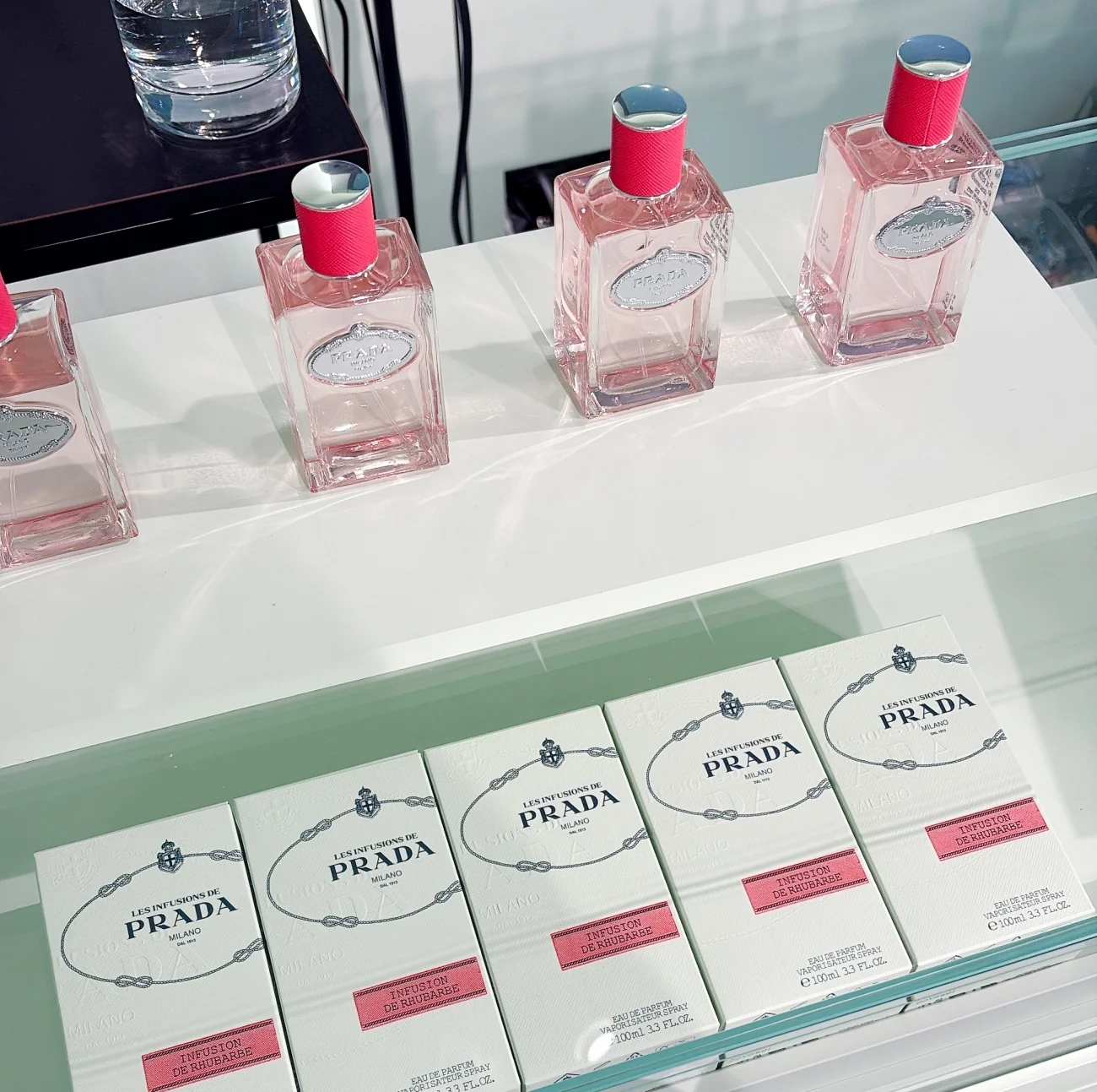 写真は6月にお目見えする新フレグランス・インフュージョン ドゥ プラダ ルバーブ オーデパルファム(100mL ¥30800)。その名のとおり、野菜のルバーブからインスパイア。ジャムとしても愛されるルバーブらしいフローラルフルーティ、鮮やかなピンクのジュース……爽やかな印象でありながら記憶に残る深みある香りはさすが!