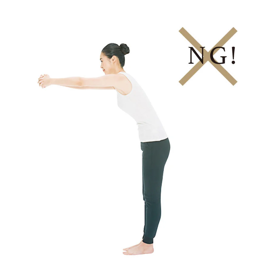 【NG！】腕を伸ばす時、体ごと前に倒れると肩甲骨が伸びないのでNG。腰はまっすぐに立てて腕から肩甲骨を伸ばして。