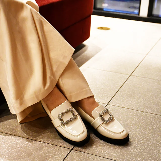 仕事帰りのディナーは脚にやさしいローファー