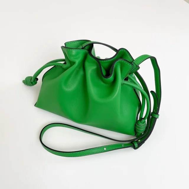 グリーンのレザーバッグ