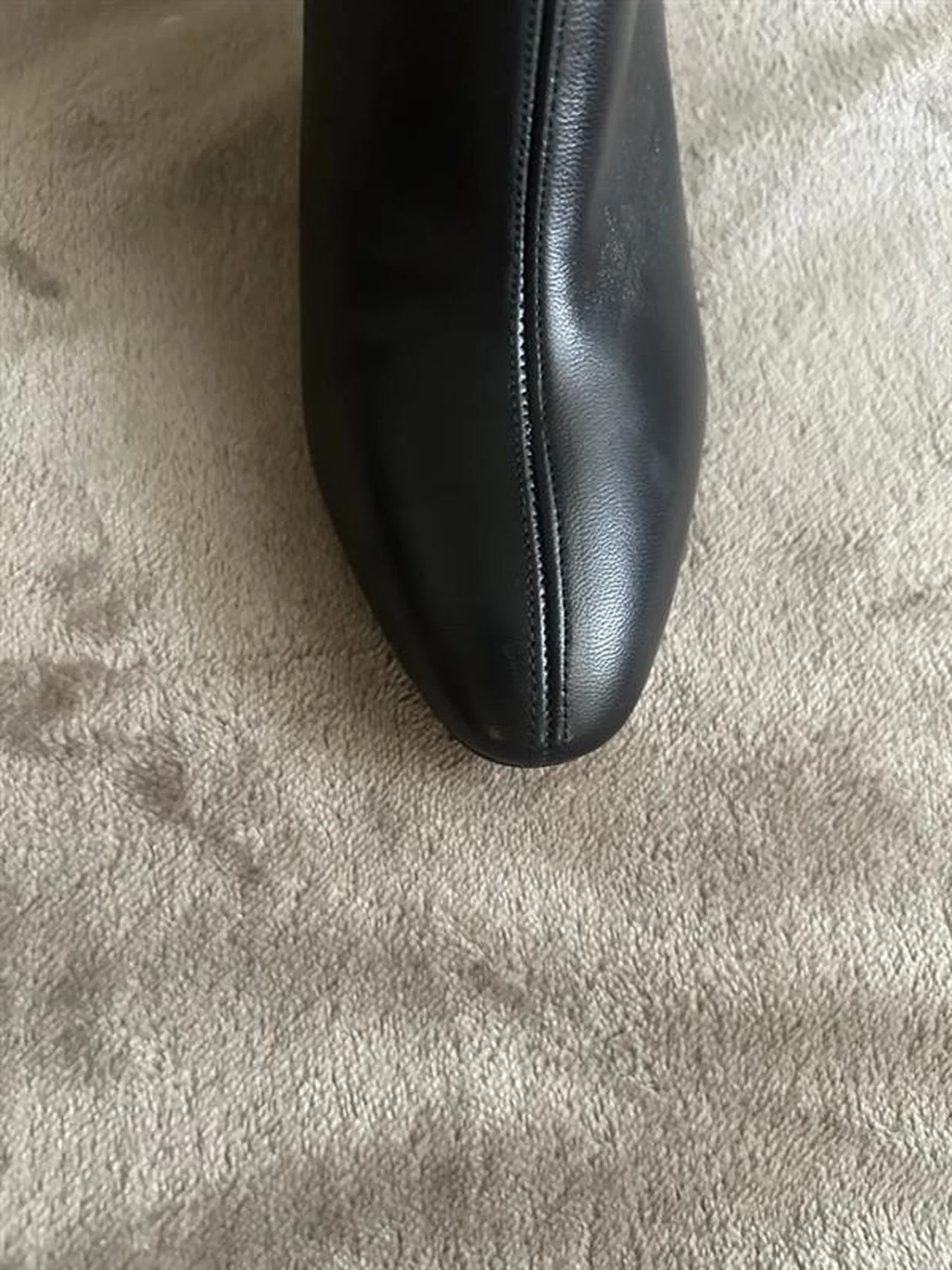 ファビオルスコーニのヒール付きブーツ　フェイスのスティッチ