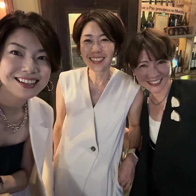 40代ショートヘア 40代ボブヘア 女子会 40代コーディネート 40代夏のファッション 40代のパンツスタイル 大人のジュエリーコーディネート ビジューネックレス ブローチ重ね付け ジュエリー重ね付けコーディネート