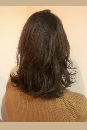 冬はシースルーバングのロブヘアーで軽やかに♪