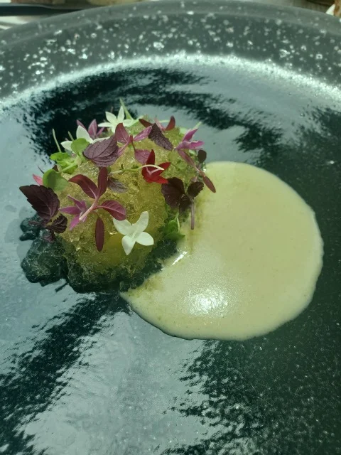 蝦夷鮑と水茄子、トマトジュレを使った涼やかな夏の前菜