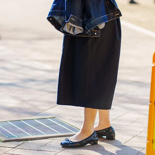 白シャツにフラットシューズ_1_3