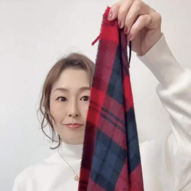 ①端をもって、端を三角にして持つ